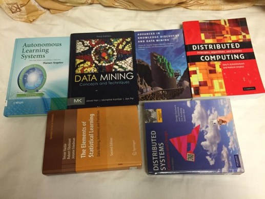 Đống sách phải đọc trong học kì này .... (Còn 2 cuốn chưa mượn được)