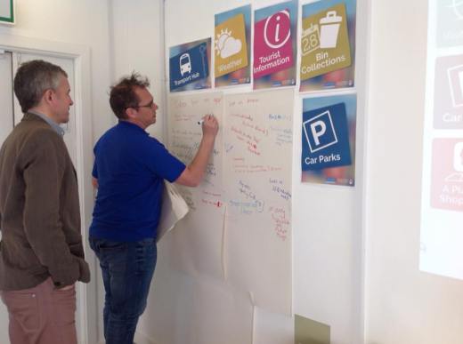 Bác Brian đang thu thập requirement từ khách hàng